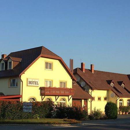 Patyi Etterem Es Hotel Bogote Exterior photo