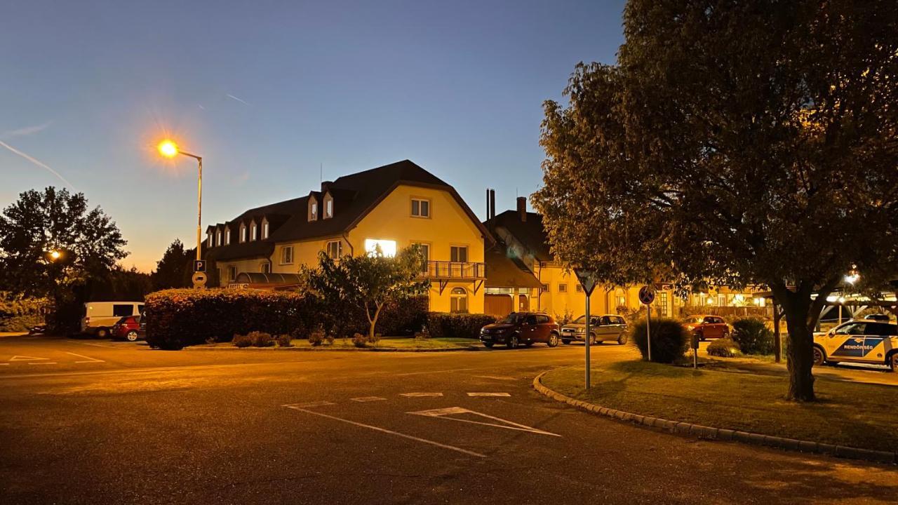 Patyi Etterem Es Hotel Bogote Exterior photo