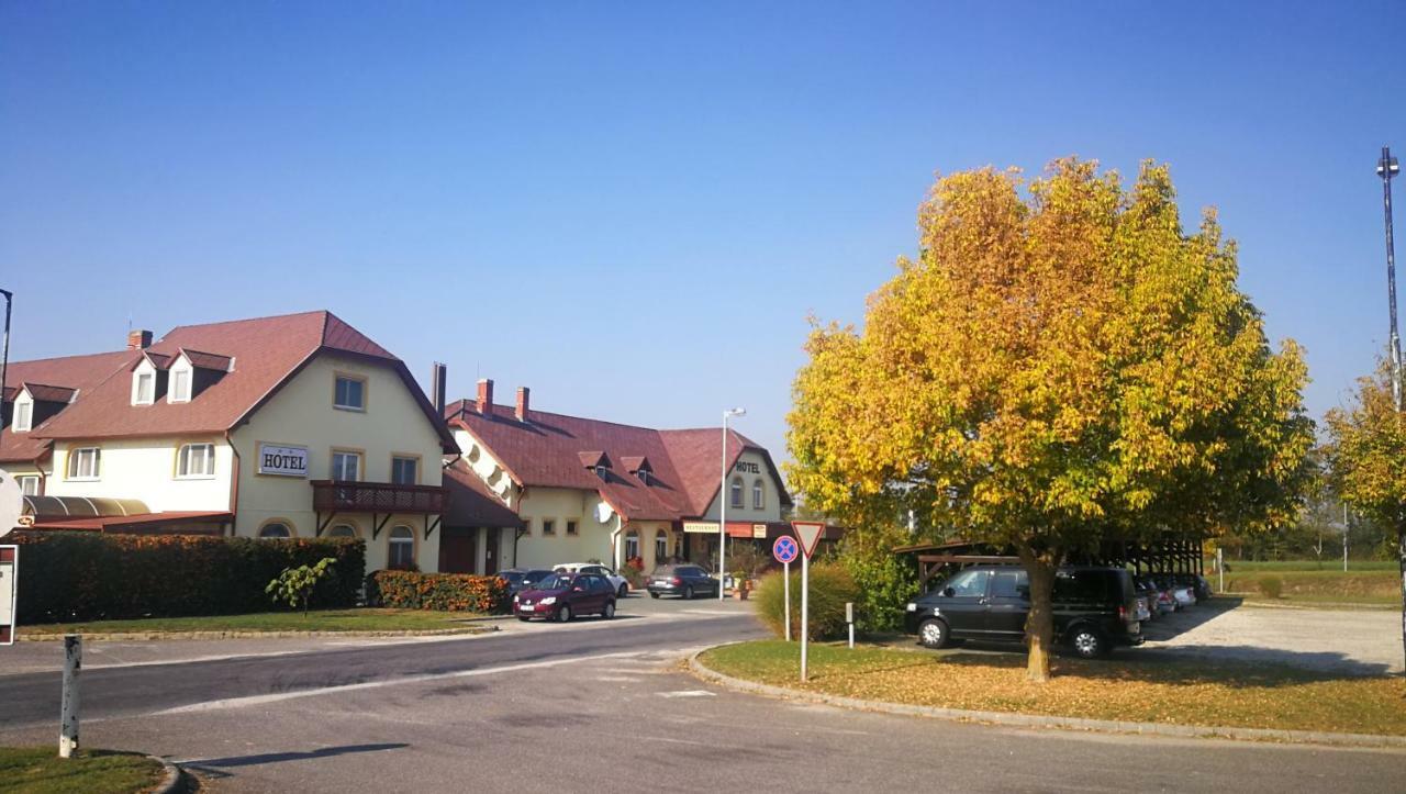 Patyi Etterem Es Hotel Bogote Exterior photo